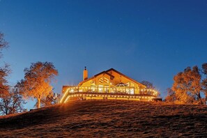 Unplug, unwind. Discover Bluebird Hills- One of a kind in heart of nature.