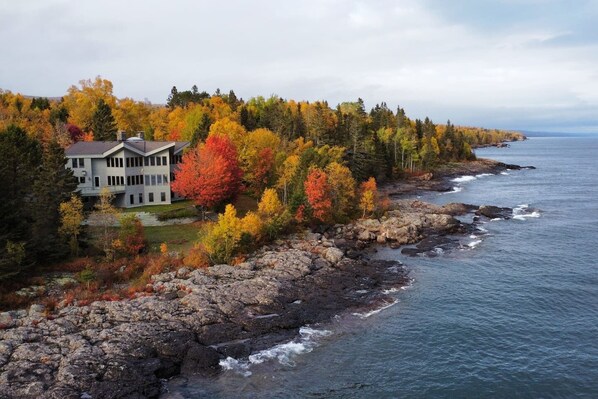 Three Points Lodge is a stunning and spacious cabin on the shore of Lake Superior 