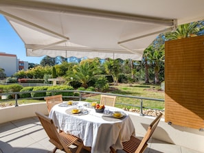 Table, Meubles, Plante, Propriété, Chaise, Vaisselle, Ombre, Mobilier De Jardin, Design Intérieur, Nappe De Table