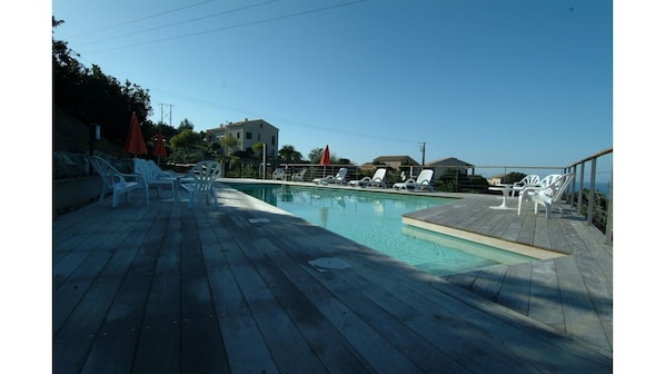 piscine en forme de corse