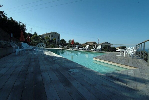 piscine en forme de corse