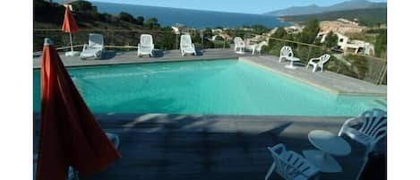 super piscine en forme de corse