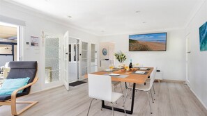 Gillian | Dining | 2km to Culburra Bowling Club