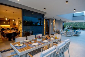 屋外ダイニングエリア