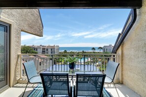 533 Shorewood | Balcony