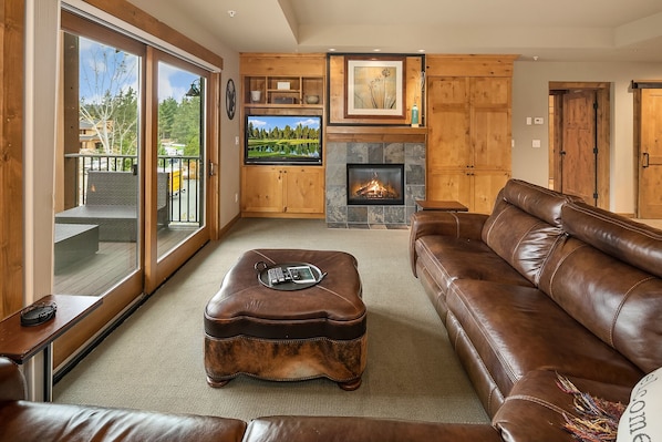 Lookout Mountain: - Spacious living room with leather couches, TV w/Youtube TV, and a gas fireplace.