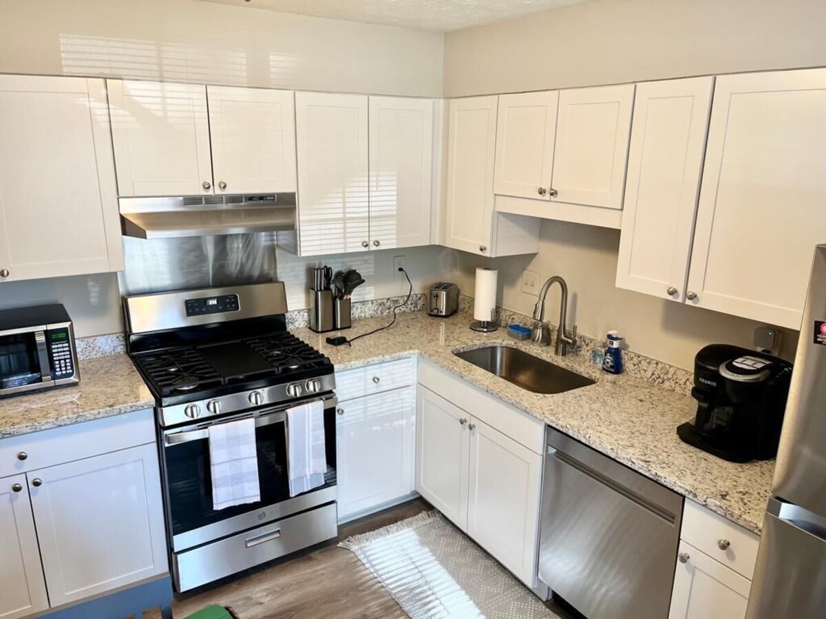 Cheerful 2 bedroom townhouse with indoor Fireplace