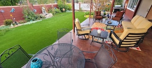  Bask in  the beauty of artificial turf, a water feature, and beautiful foliage.