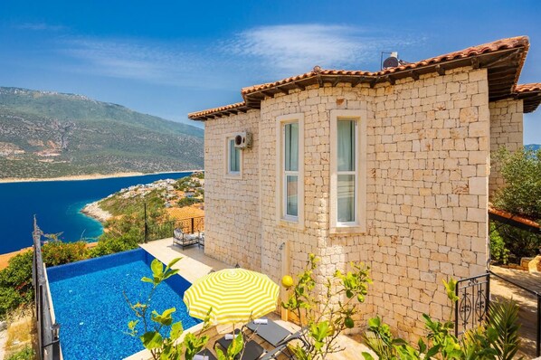 Beautiful villa with private pool and terrace with sea views