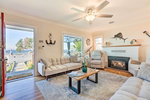Seattle Vacation Rental | 2BR | 1BA | 730 Sq Ft | Steps Required for Entry