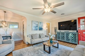 Living Area | Central A/C | Free WiFi | Smart TV | Fireplace | 2 Futons