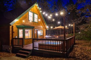 Relax in pine-fresh air on the rear deck, where a five-person hot tub awaits you next to a dining table for six and a natural gas BBQ