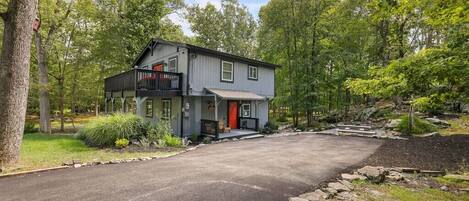 Cozy Cabin With Driveway Parking