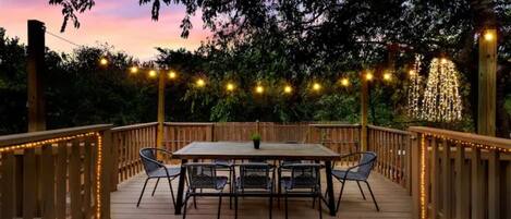 Enjoy BBQ, family dinner, coffee and this beautiful view at twilight on the deck