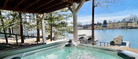 8 Person Hot Springs Covered Hot Tub