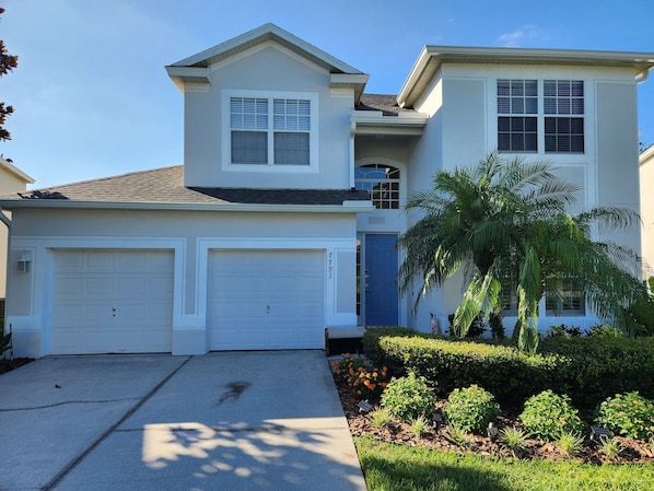 5 BEDROOM AND 5 BATHS. PARKING FOR 4 CARS