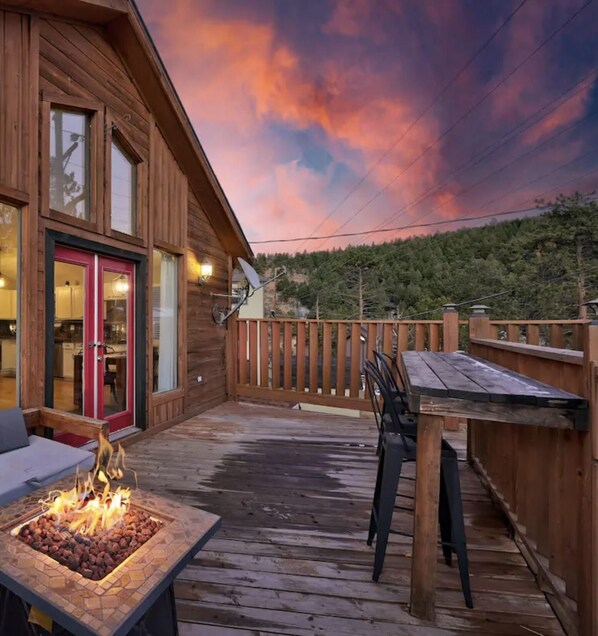 Mountain cabin with hot tub, WiFi, views, sleeps 6, 2 full bathrooms, 2 decks