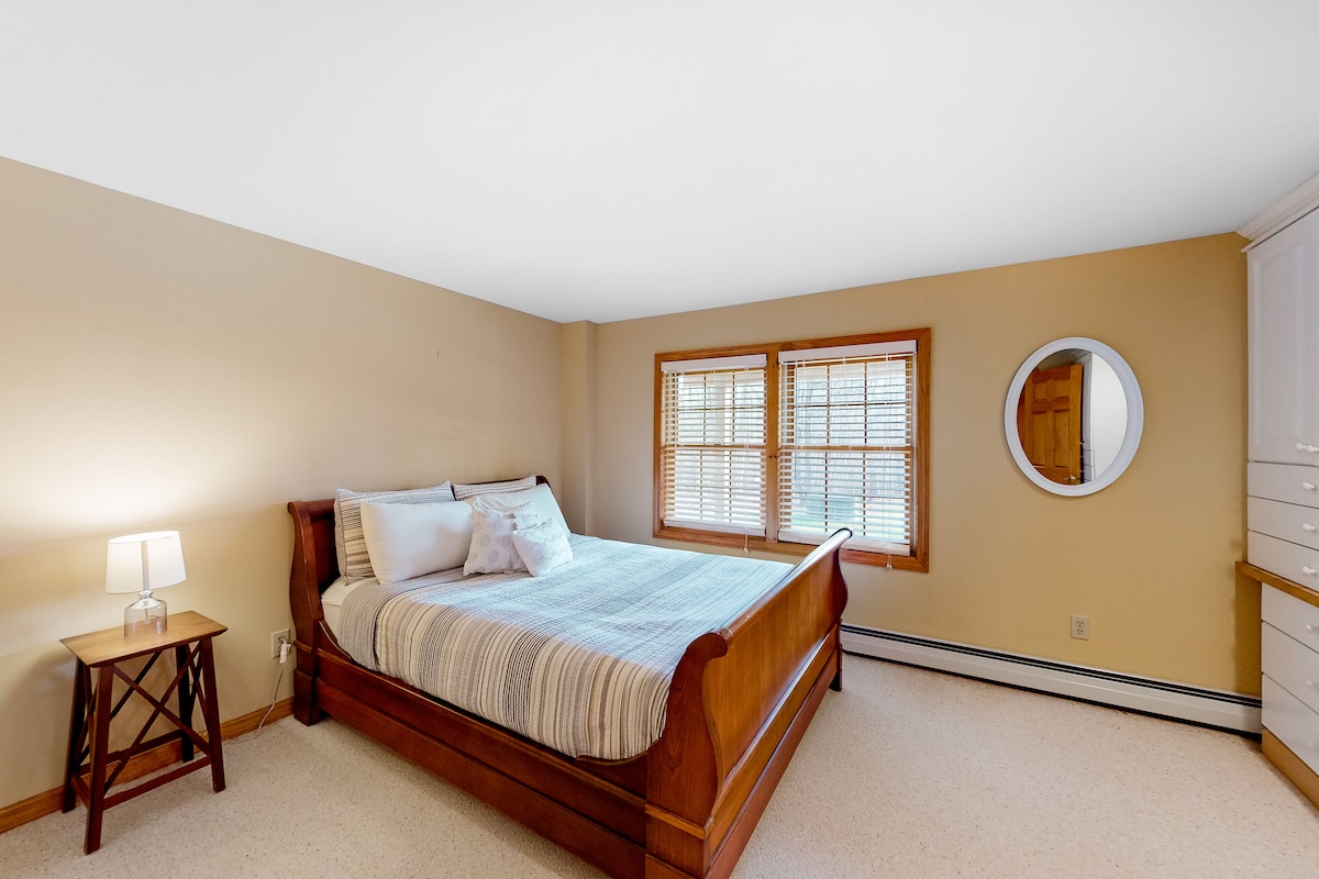 Charming home with mountain-view, sauna, hot tub, pool table, & washer/dryer