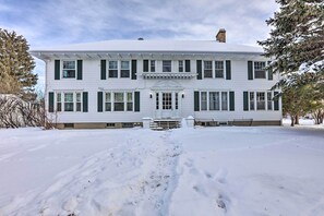 Apartment Exterior | Window A/C Units | Washer & Dryer