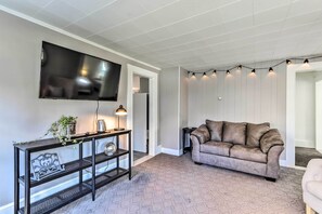 Living Room | Free WiFi | Smart TV | A/C & Heating Unit