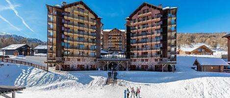 Enjoy the spectacular setting and close proximity to the pistes!
