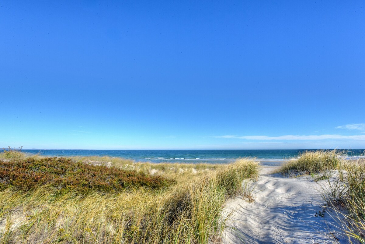 Oceanfront Cottage overlooking Cape Cod Bay and Scorton Creek