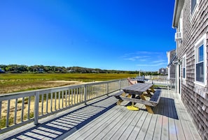 Welcome to 154 North Shore Boulevard, East Sandwich!