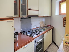 Cabinetry, Countertop, Spüle, Sinken, Küchengerät, Gasherd, Herd, Küche, Cooktop, Haushaltsgerät