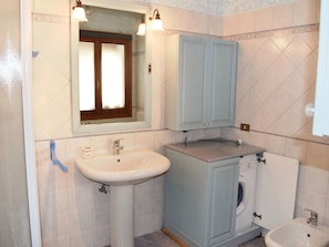 Spiegel, Zapfhahn, Bad Sink, Sinken, Armatur, Eigentum, Badezimmerschrank, Lila, Badezimmer, Azurblau