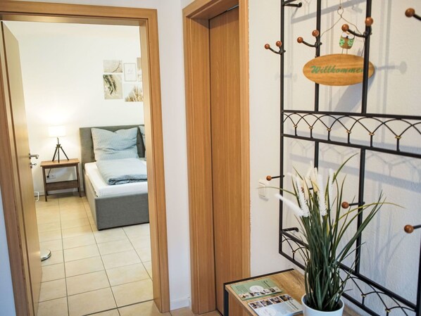 Möbel, Interior Design, Flooring, Fussboden, Wand, Holz, Zimmer, Schlafzimmer, Bett, Beleuchtung