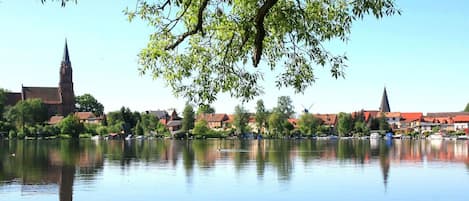 Wasser, Himmel, Gebäude, Pflanze, Natürliche Landschaft, See, Wasserlauf, Bank, Baum, Stadt