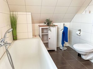 Armatur, Eigentum, Zapfhahn, Pflanze, Gebäude, Zimmerpflanze, Blumentopf, Badezimmer, Interior Design, Bad Sink