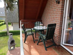 Table, Plante, Meubles, Bâtiment, Bois, Mobilier De Jardin, Chaise, Porche, Tableau De Plein Air, Sol