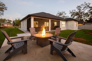 North Port Retreat close Warm Springs seating area next to propane firepit 