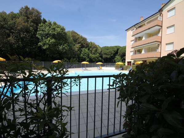 L'Eau, Ciel, Plante, Bâtiment, Fenêtre, Piscine, Arbre, Clôture, Rectangle, Immobilier