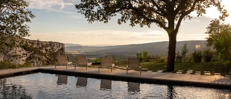 Vue de la piscine sur la falaise, Gordes, le Luberon et les Alpilles