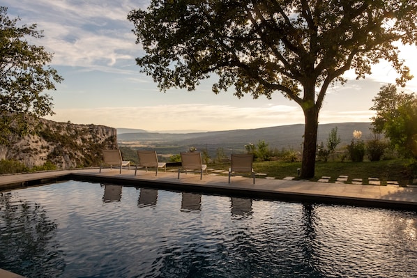 Vue de la piscine sur la falaise, Gordes, le Luberon et les Alpilles