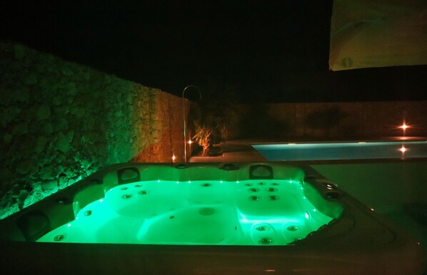 Outdoor spa tub
