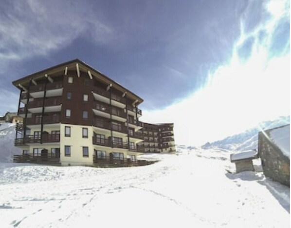 Départ et retour ski aux pieds.
Accès direct aux pistes. 