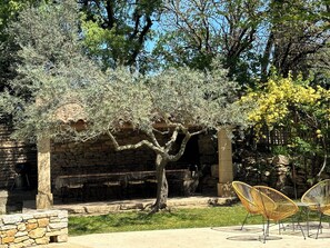 Terrasse couverte avec table à manger