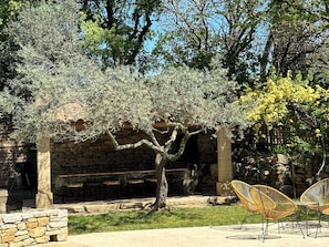 Terrasse couverte avec table à manger