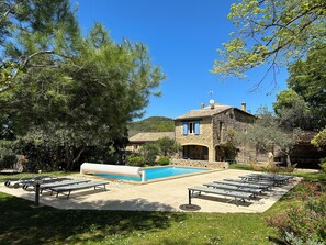 Grande terrasse autour de la piscine