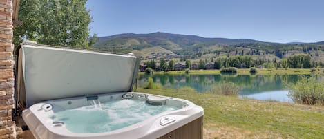 Bañera de hidromasaje al aire libre