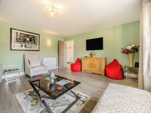 Living room | The Pastures - Lincolnshire Luxury Hideaways, Maltby-Le-Marsh