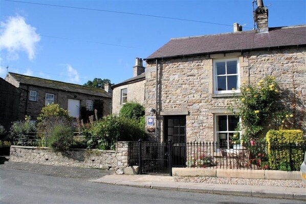 Jesmond Cottage in West Burton, Wensleydale in the Yorkshire Dales