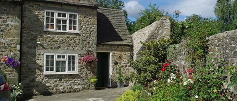 Magnolia Cottage in Masham on the edge of Nidderdale AONB