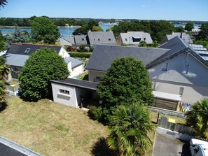 Jardin commun de la résidence et places de stationnement