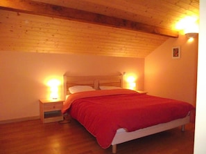 chambre abricot avec lit 160x200 et bureau 