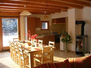 Grande pièce à vivre avec fourneau bois, cuisine, salle à manger, salon