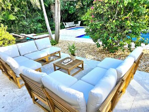 seating for 8